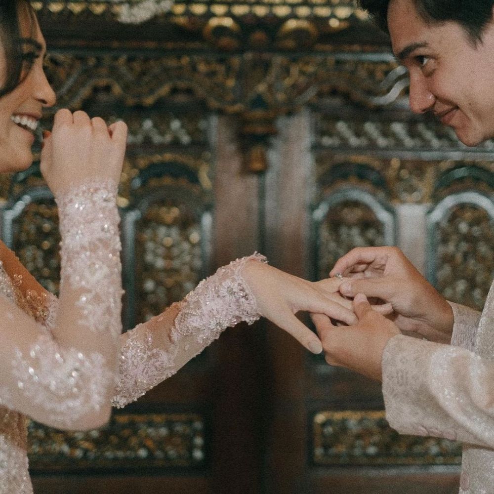 10 Momen lamaran Adipati Dolken dan Canti Tachril, penuh kebahagiaan