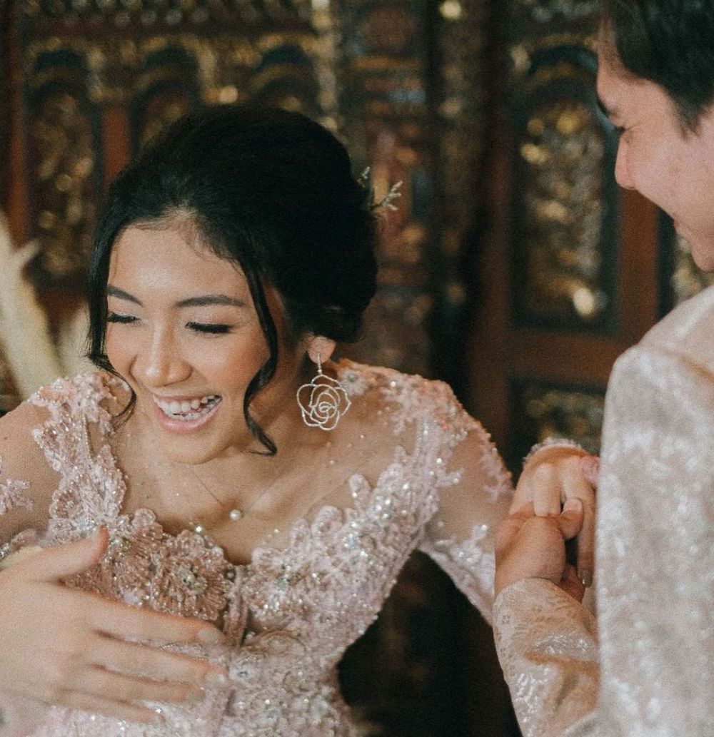 10 Momen lamaran Adipati Dolken dan Canti Tachril, penuh kebahagiaan