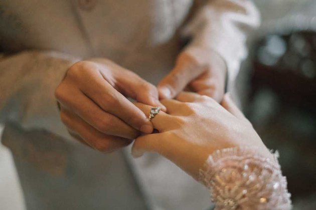 10 Momen lamaran Adipati Dolken dan Canti Tachril, penuh kebahagiaan