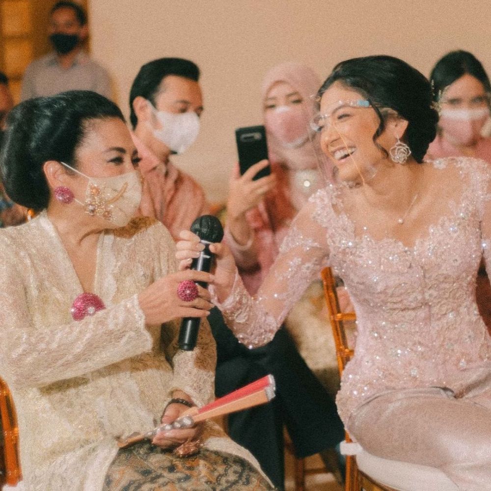 10 Momen lamaran Adipati Dolken dan Canti Tachril, penuh kebahagiaan