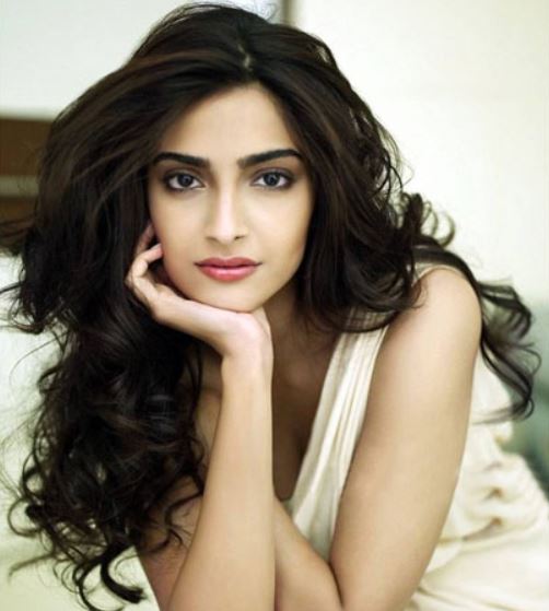 Tak banyak yang tahu, 6 seleb top Bollywood ini dulunya kru film