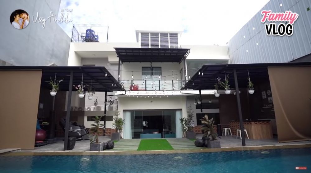 Hobi masak, intip 10 potret 3 dapur rumah Ussy Sulistiawaty