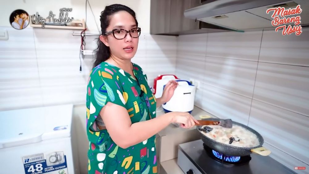 Hobi masak, intip 10 potret 3 dapur rumah Ussy Sulistiawaty