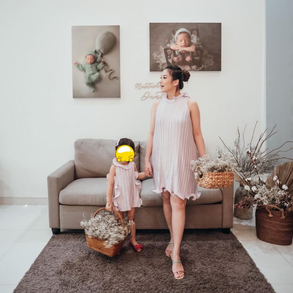 7 Potret Chelsea Olivia usai melahirkan, panen pujian