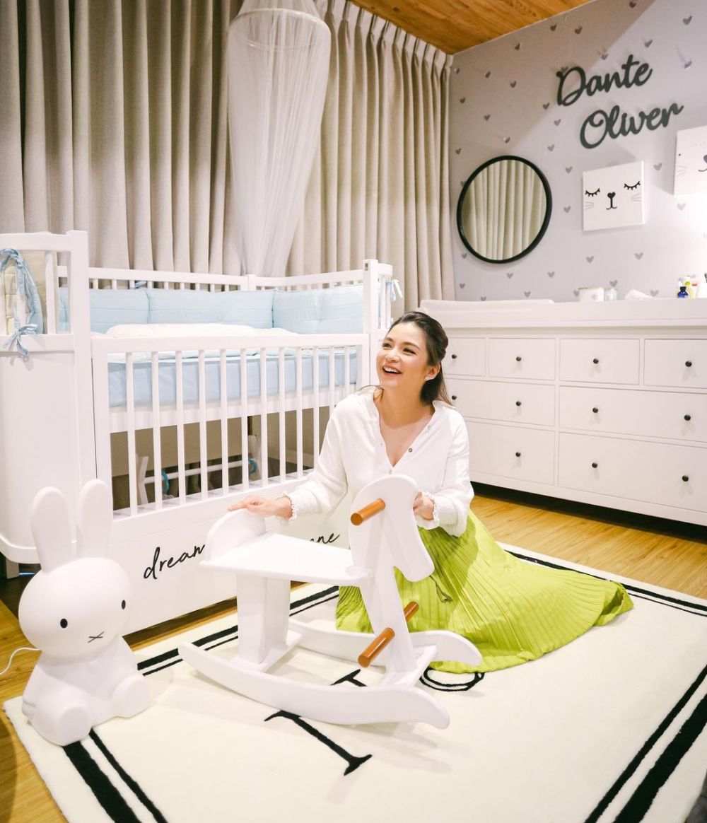 7 Potret Chelsea Olivia usai melahirkan, panen pujian