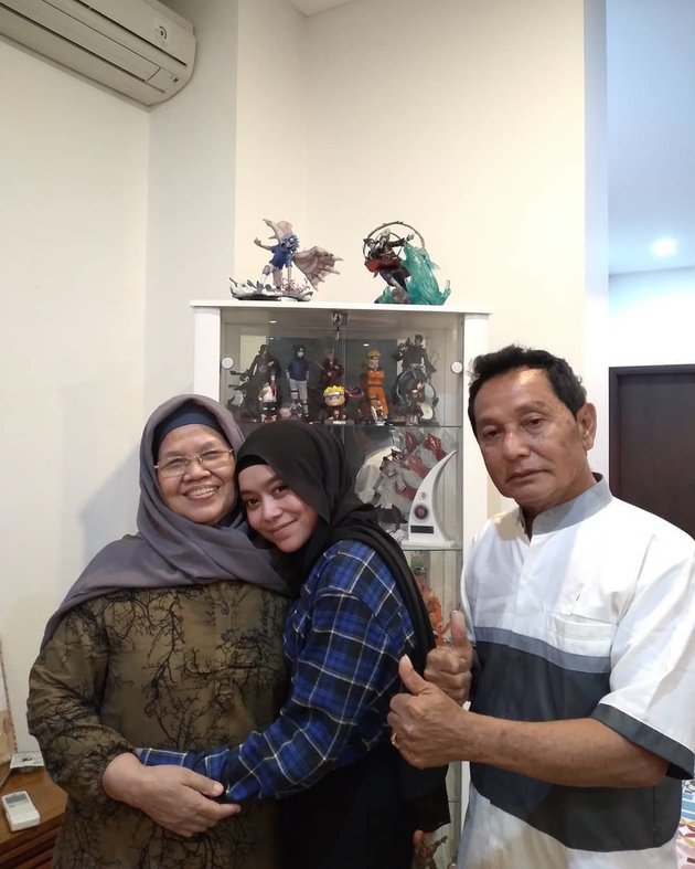 10 Potret kedekatan Lesty Kejora dan orang tua Rizky Billar