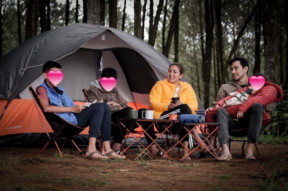 10 Momen Darius Sinathrya camping keluarga, dikelilingi pohon pinus