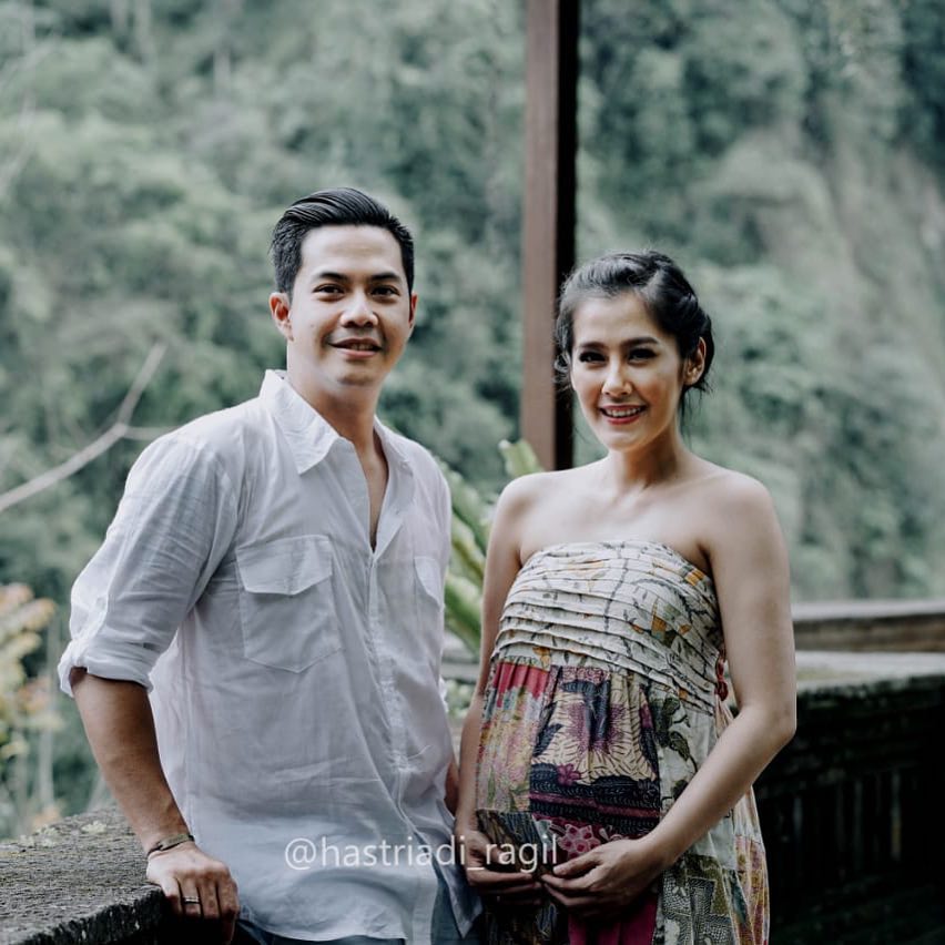 Potret 10 seleb babymoon di Bali, ada yang berenang bareng lumba-lumba