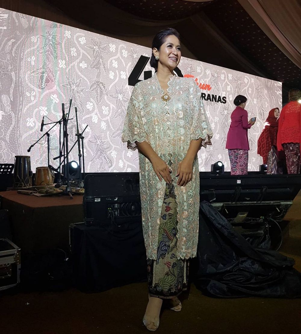 10 Gaya Sari Nila kenakan busana etnik, cantiknya Indonesia banget