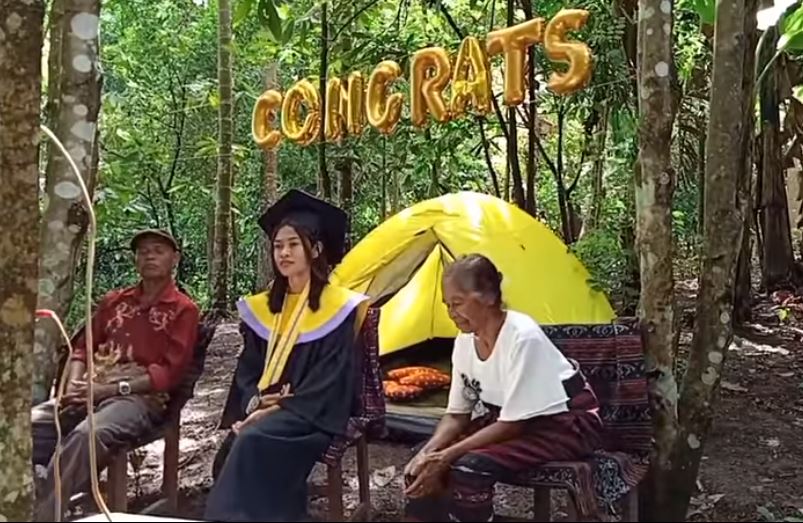 Viral video cewek ikut wisuda dari tengah hutan, alasannya bikin salut