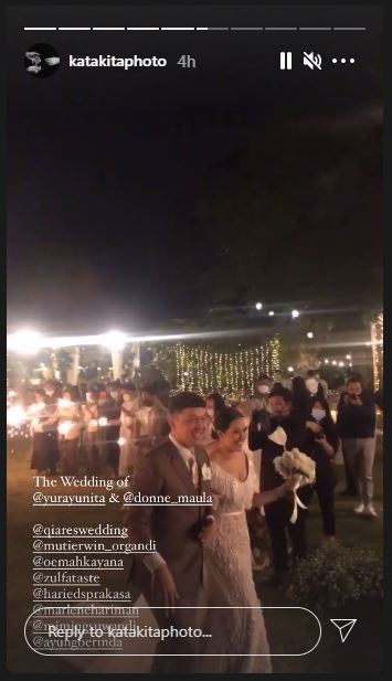 8 Momen resepsi Yura Yunita, digelar outdoor & sempat diguyur hujan