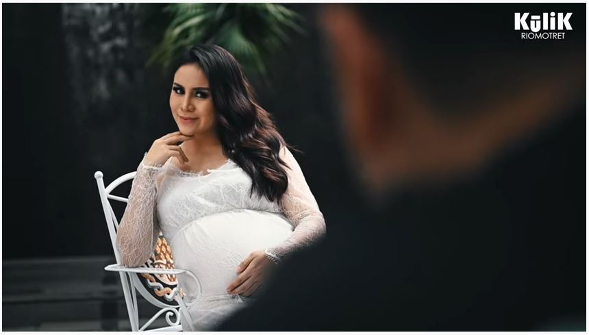 Jelang lahiran, ini 10 momen pemotretan maternity Momo Geisha di rumah