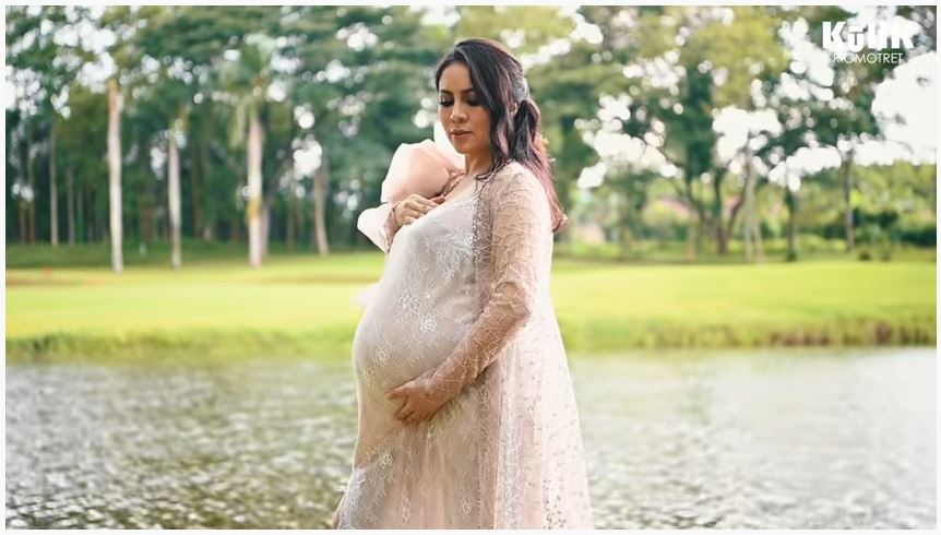 Jelang lahiran, ini 10 momen pemotretan maternity Momo Geisha di rumah