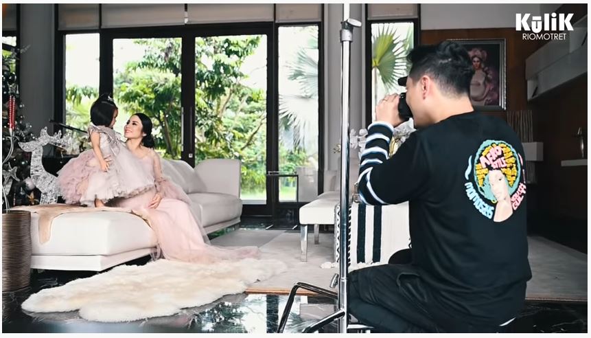 Jelang lahiran, ini 10 momen pemotretan maternity Momo Geisha di rumah