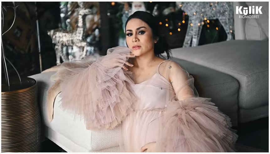 Jelang lahiran, ini 10 momen pemotretan maternity Momo Geisha di rumah