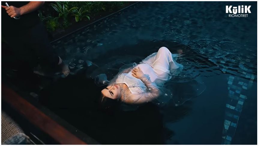 Jelang lahiran, ini 10 momen pemotretan maternity Momo Geisha di rumah