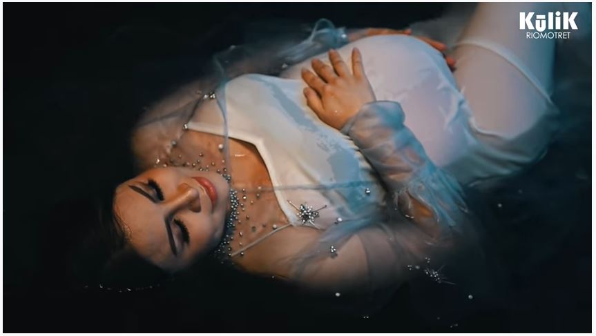 Jelang lahiran, ini 10 momen pemotretan maternity Momo Geisha di rumah