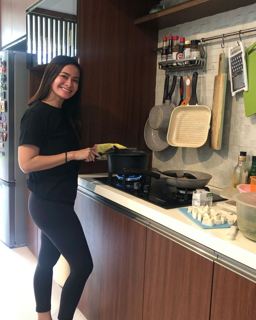 Potret dapur 10 presenter cantik, mewah hingga gaya industrial