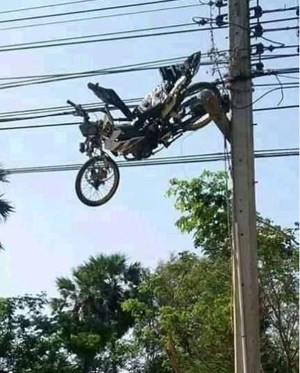 8 Penampakan aneh di tiang listrik ini bikin gagal fokus