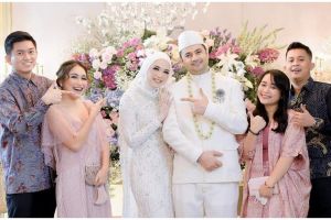 Momen Ayu Ting Ting dan Adit Jayusman kondangan bareng, panen doa