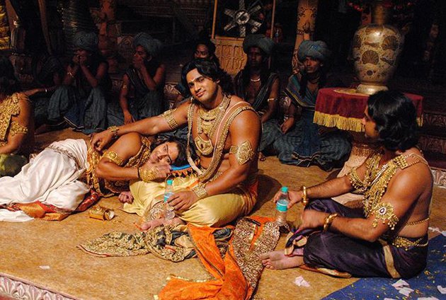 10 Potret lawas pemain Mahabharata saat syuting, tingkahnya kocak