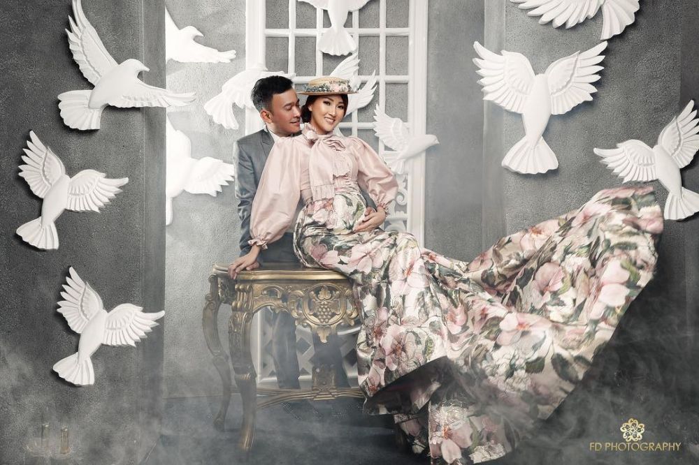 Hamil 5 bulan, ini gaya 6 seleb pemotretan maternity pertama kali