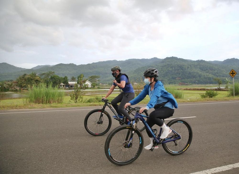 10 Momen Annisa Pohan dan AHY pulkam ke Pacitan, romantis gowes bareng