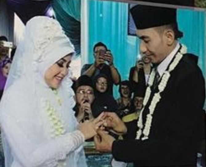 Rayakan anniversary pernikahan, intip 7 potret lawas Mpok Alpa & suami