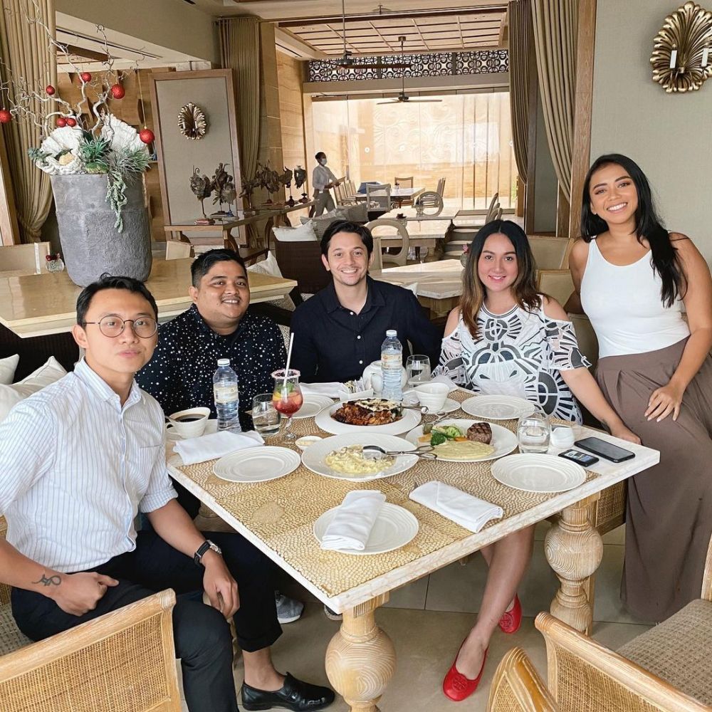 8 Potret babymoon Tengku Dewi Putri & Andrew Andika di Bali, romantis