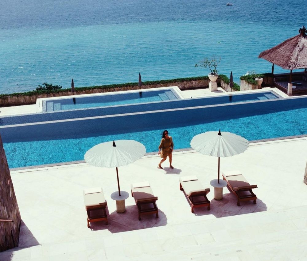 10 Potret Tara Basro liburan di Bali, gayanya curi perhatian