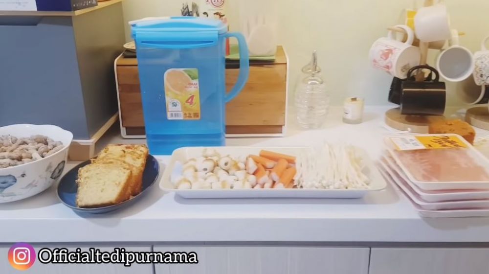 7 Potret Luna Maya makan lesehan bareng ART dan karyawan, tuai pujian