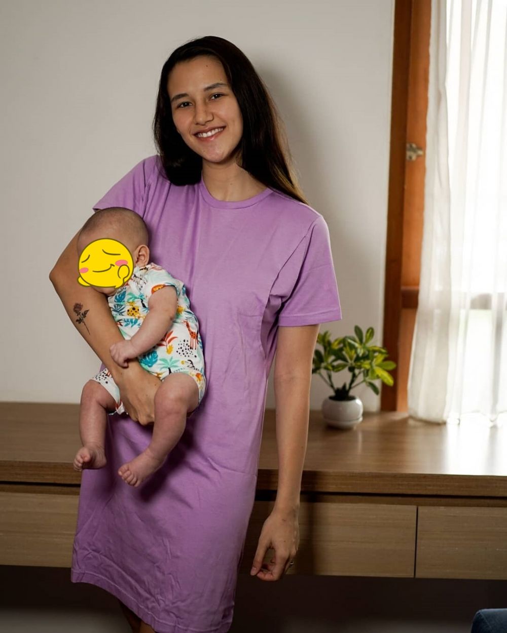 10 Potret terbaru Dahlia Poland usai melahirkan, gayanya bak masih ABG