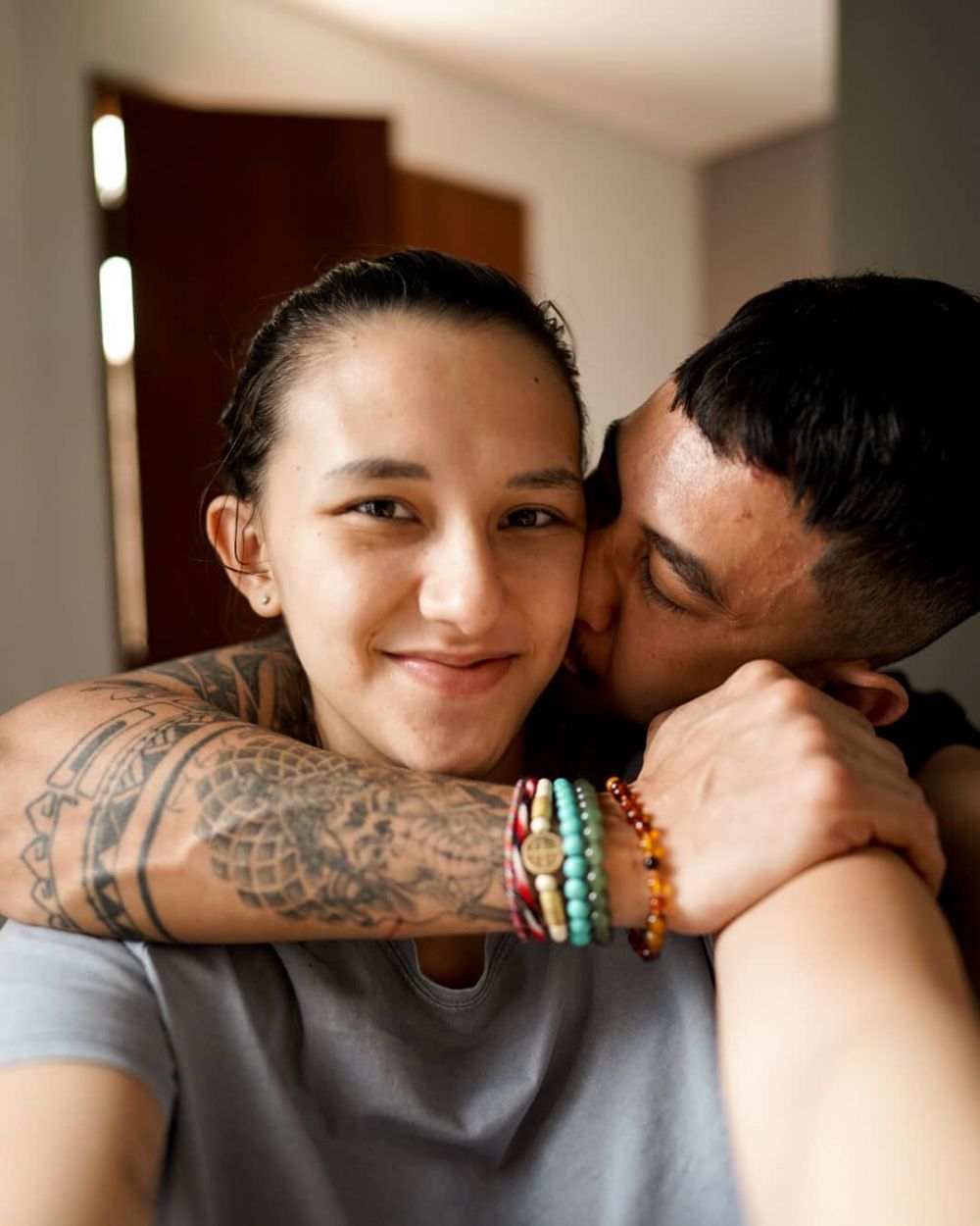 10 Potret terbaru Dahlia Poland usai melahirkan, gayanya bak masih ABG