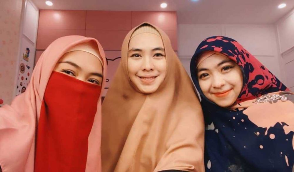 10 Potret kedekatan Ria Ricis dan kedua kakaknya, bak kembar tiga