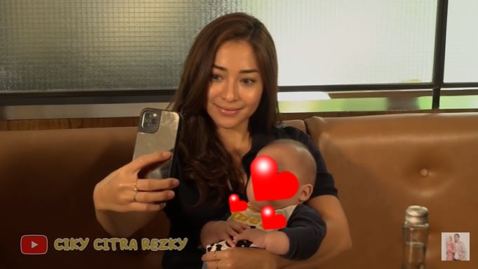 10 Momen Nikita Willy bareng baby Athar, belajar gantikan popok