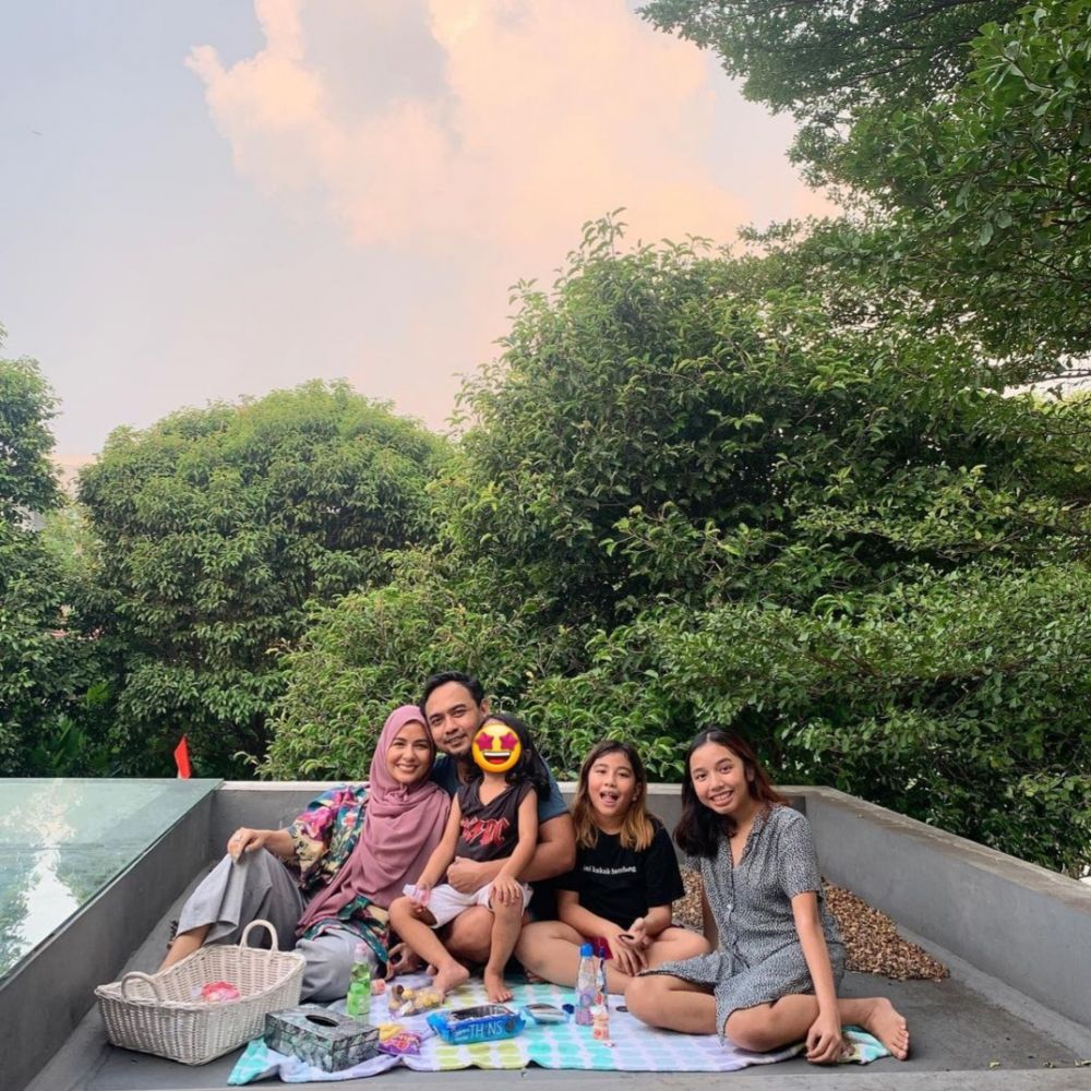 Momen seru 10 seleb piknik di rumah, ada yang dirikan tenda di halaman