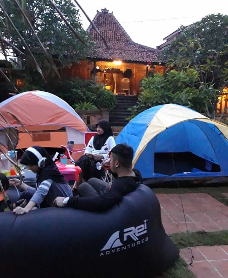 Momen seru 10 seleb piknik di rumah, ada yang dirikan tenda di halaman