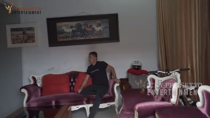 7 Penampakan rumah masa kecil Vicky Prasetyo, sederhana