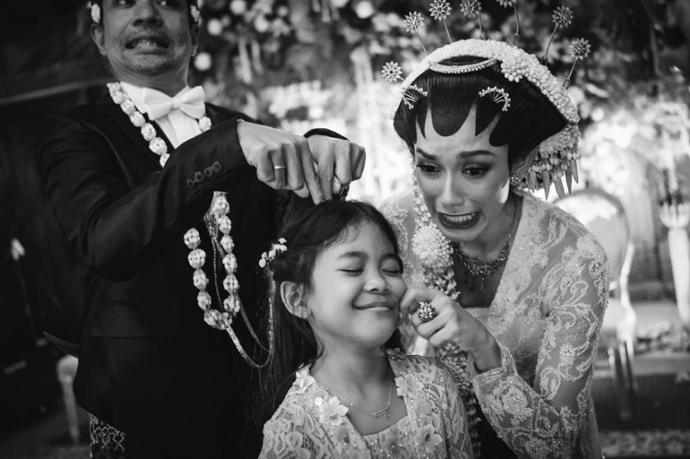 8 Potret pernikahan Dimas Djayadiningrat-Faradina Mufti, gayanya kocak