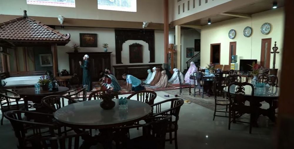 10 Potret vila ibu mertua Nikita Willy di Puncak, penuh barang antik