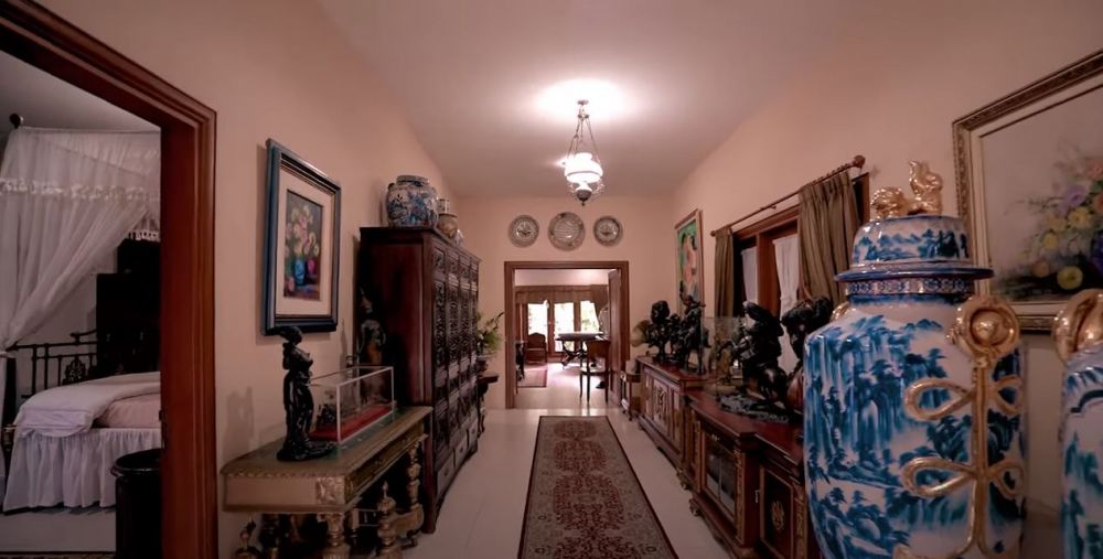 10 Potret vila ibu mertua Nikita Willy di Puncak, penuh barang antik