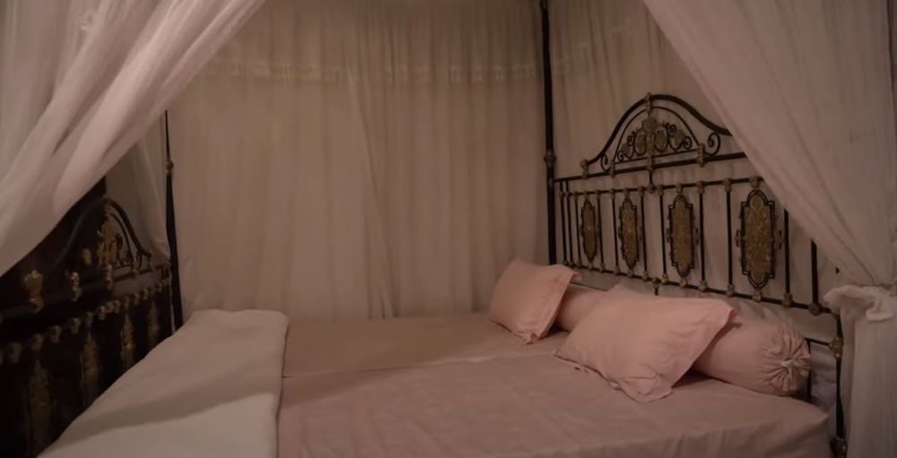 10 Potret vila ibu mertua Nikita Willy di Puncak, penuh barang antik