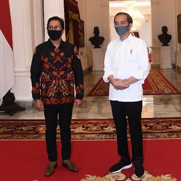 8 Potret Andre Taulany bergaya bak pejabat, disebut menteri sosialita