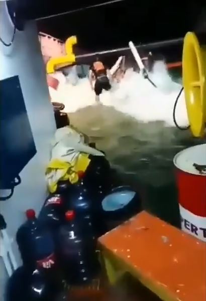 Kisah awak kapal lantunkan salawat saat kapalnya diterjang ombak besar