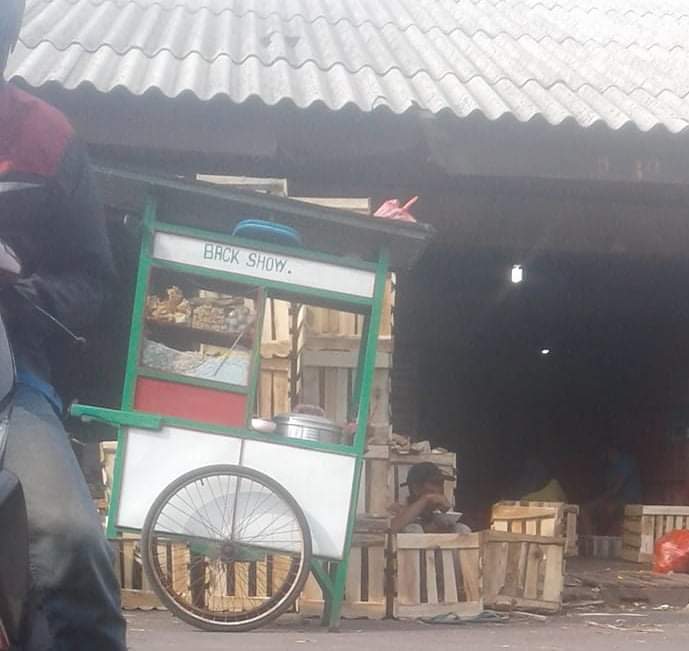 17 Tulisan lucu di gerobak dorong pedagang makanan ini bikin mikir