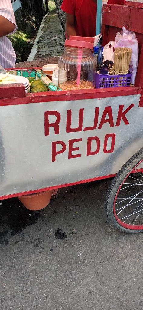 17 Tulisan lucu di gerobak dorong pedagang makanan ini bikin mikir