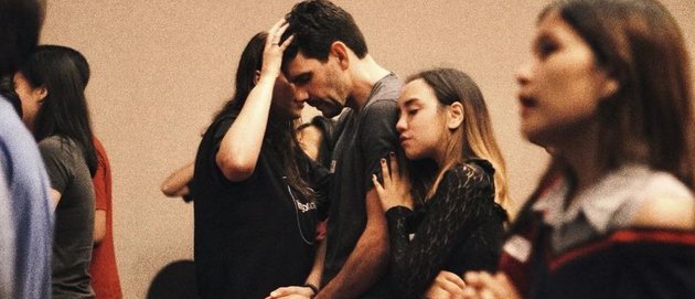 10 Momen Salmafina saat pelayanan di gereja, khidmat dan khusyuk 