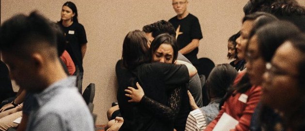 10 Momen Salmafina saat pelayanan di gereja, khidmat dan khusyuk 