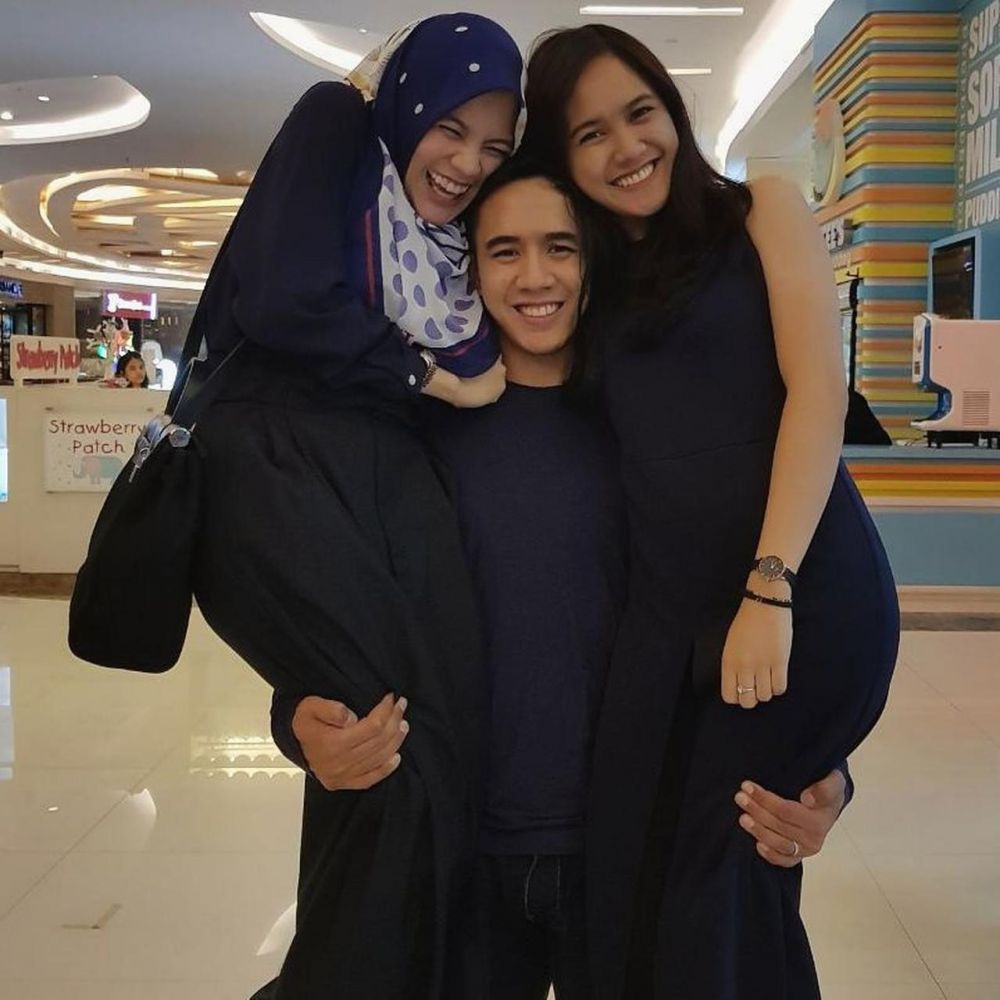 Beda keyakinan, ini 10 potret Alyssa Soebandono & kakak yang harmonis