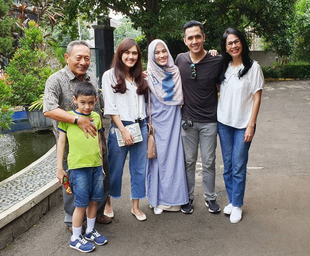 Beda keyakinan, ini 10 potret Alyssa Soebandono & kakak yang harmonis
